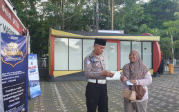 Tunggu Waktu Berbuka, Masyarakat Perpanjang SIM Sambil Ngabuburit