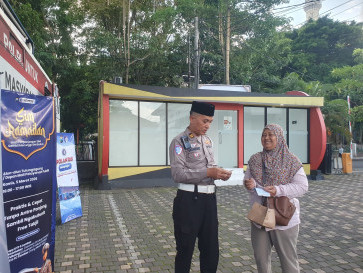 Tunggu Waktu Berbuka, Masyarakat Perpanjang SIM Sambil Ngabuburit