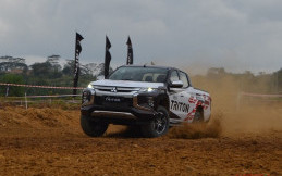 Gunakan Trek Off-road, Mitsubishi Buktikan Ketangguhan New Triton di Kota Balikpapan