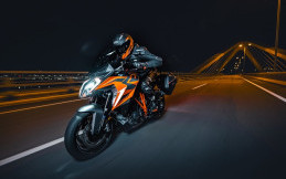 KTM 1290 Super Duke GT 2022, Motor Touring Bertenaga Besar