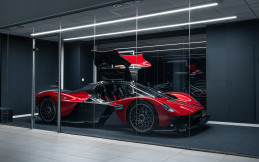 Mendarat di Showroom, Aston Martin Valkyrie Sulit untuk Diabaikan