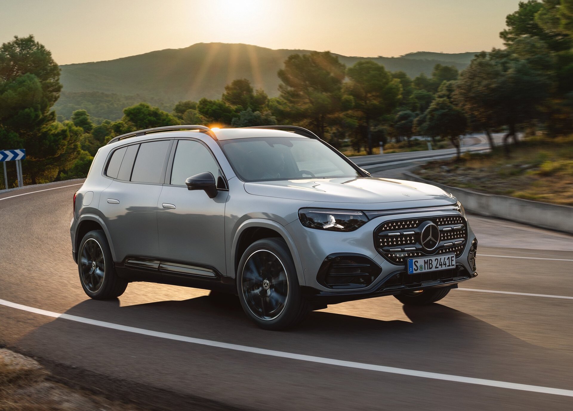 Pertahankan Desain Kotak Ikonik, Mercedes-Benz GLB 2027 Hadir dengan Varian EV dan Hybrid