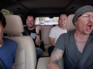 Video Chester Bennington Tertawa dan Bernyanyi di Mobil Sebelum Meninggal