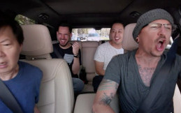 Video Chester Bennington Tertawa dan Bernyanyi di Mobil Sebelum Meninggal