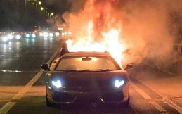 Baru Saja Servis, Lamborghini Gallardo Ini Malah Terbakar