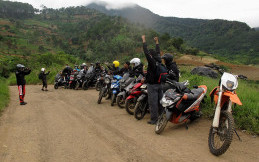 Kunjungi Cipamingkis, LA 32 Riders Sunmori Sambil Beramal