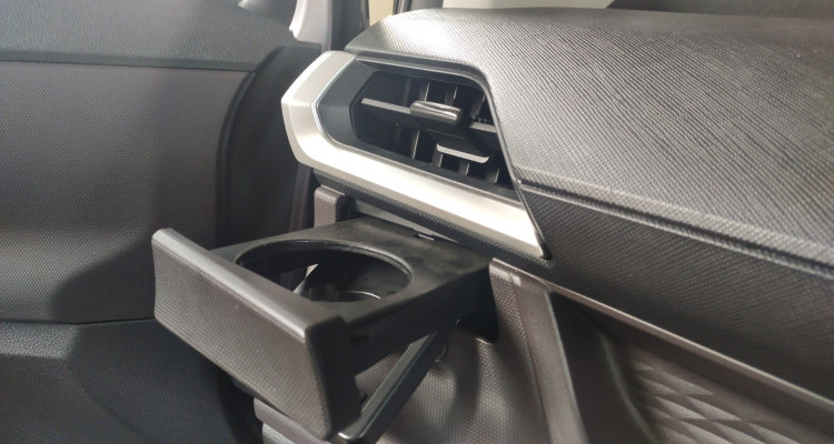 Tempat penyimpanan botol minum mudah untuk dijangkau