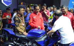 Wahh.. Jokowi Tertarik dengan Yamaha YZF-R1