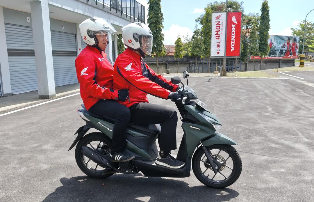 Saat Mudik Boncengan Sepeda Motor? Jangan Pegangan ke Behel Belakang
