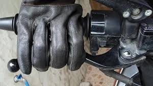 Teknik Mengerem Sepeda Motor yang Baik dan Benar
