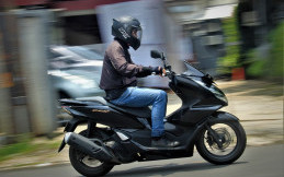 Posisi Berkendara Motor yang Baik agar Aman dan Nyaman