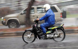Polda Metro Jaya Beri 8 Tips Aman Mengendarai Motor Saat Hujan