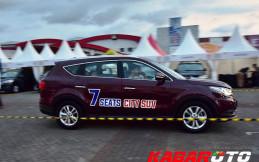 Pengunjung IIMS Penasaran Ingin Menguji DFSK Glory 580