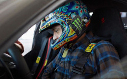 Wah... Diam-diam Valentino Rossi Uji Coba Ferrari 488 Pista