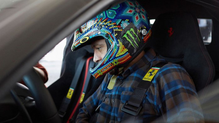 Wah... Diam-diam Valentino Rossi Uji Coba Ferrari 488 Pista