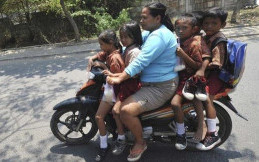 Bunda, Perhatikan Ini Saat Antar Jemput Anak Sekolah Naik Motor