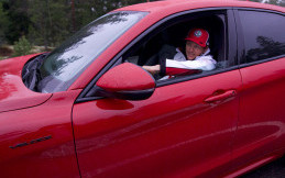 Rehat Sejenak dari F1, Kimi Raikkonen Kendarai SUV Ini!