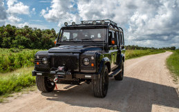 Gokil, Land Rover Defender Dicangkok Mesin Muscle Car dan Body Kit Kahn