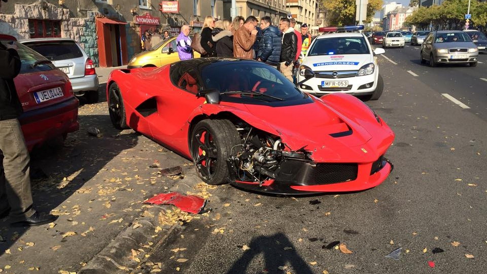 Baru Keluar Showroom Beberapa Menit, LaFerrari Seharga Rp 25 Milliar Ringsek Tabrakan