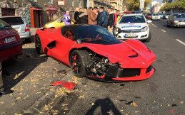 Baru Keluar Showroom Beberapa Menit, LaFerrari Seharga Rp 25 Milliar Ringsek Tabrakan