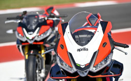 Jadi Model Eksklusif, Aprilia RSV4 dan Tuono V4 Resmi Meluncur