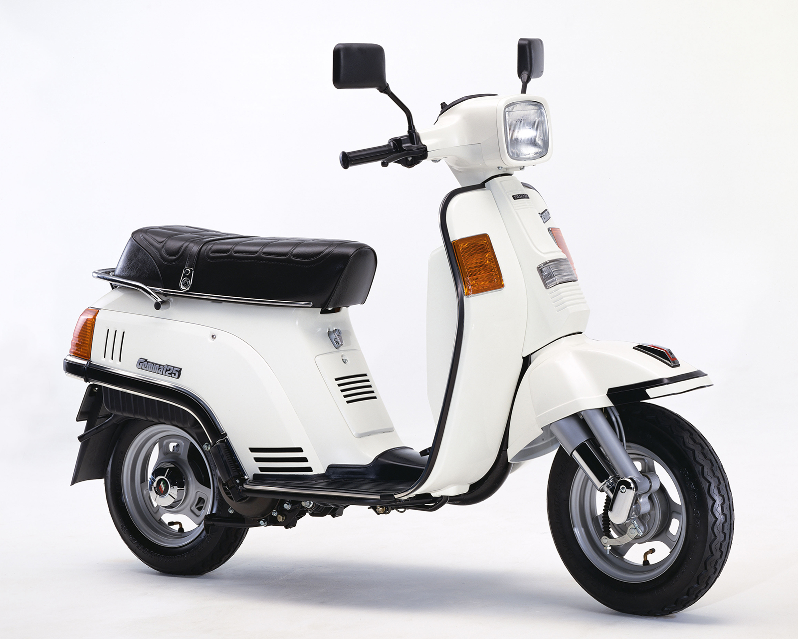Mirip Vespa Klasik, Ini Uniknya Skuter Matik Suzuki Gemma 125