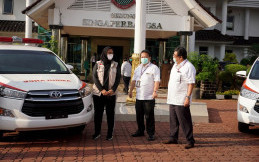 Bantuan Covid-19, Toyota Donasikan 2 Unit Innova Ambulance ke Pemda Karawang