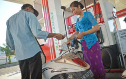 Pertamina Memperingati Hari Kartini dengan Layani Konsumen Menggunakan Baju Adat