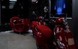 Vespa Berpadu di Concept Store Unik di Milan Merayakan Natal
