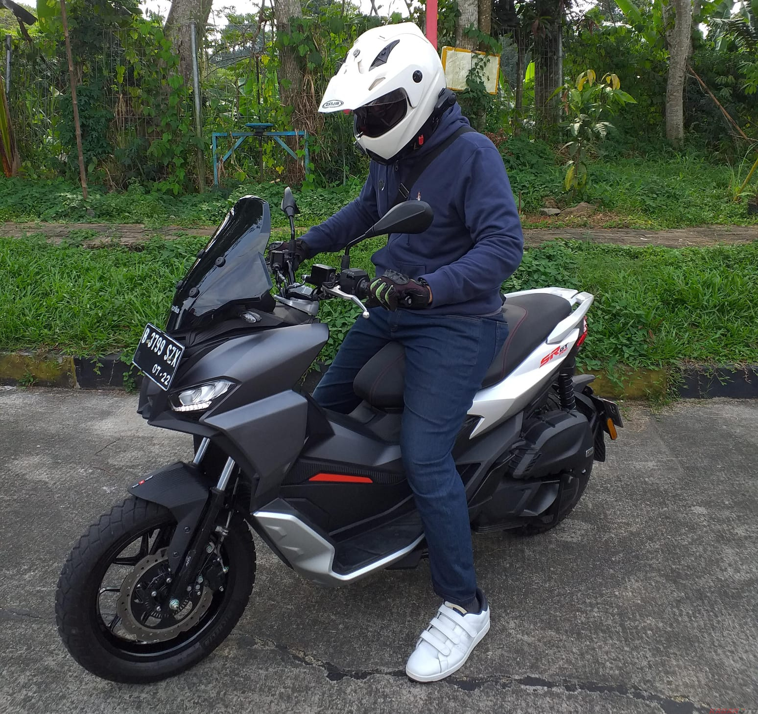 Berhenti Ketika di Sepeda Motor, Pakai Kaki Kiri Atau Kanan? Ini Jawabannya