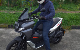 Berhenti Ketika di Sepeda Motor, Pakai Kaki Kiri Atau Kanan? Ini Jawabannya