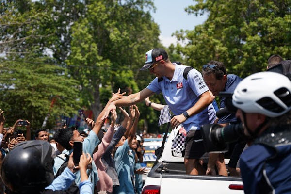 Alex Marquez Hingga Mario Suryo Aji Ikut Pawai Keliling Kota Mataram