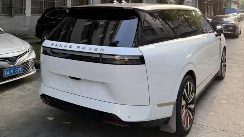 Bagian belakang Xpeng GX ditempel emblem Range Rover, KabarOto, Sugar Design