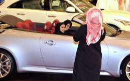 Larangan Mengemudi Dicabut, Wanita Arab Saudi Buru Mobil Mewah
