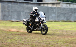 Touring Libur Sekolah Belah Rute Berpasir, Ini Teknik Berkendara yang Aman