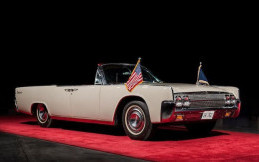 Tok! Lincoln Continental yang Ditumpangi Presiden John F. Kennedy Laku Rp5,5 Miliar