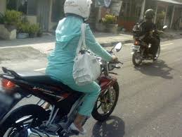 Cara Mengemudi Motor yang Aman dan Nyaman untuk Wanita Berhijab