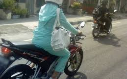 Cara Mengemudi Motor yang Aman dan Nyaman untuk Wanita Berhijab
