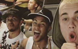 Lewis Hamilton Temani Neymar Rayakan Kemenangan Bersejarah Barcelona Atas PSG