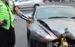 Mobil James Bond Ringsek Akibat Tabrak Separator Busway di Harmoni