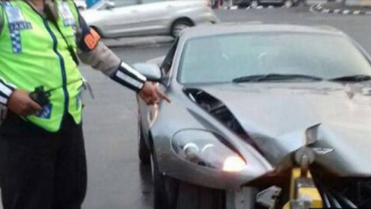 Mobil James Bond Ringsek Akibat Tabrak Separator Busway di Harmoni