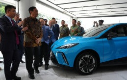 Komentar Menko Marves Usai Jajal Masuk Kabin MG4 EV