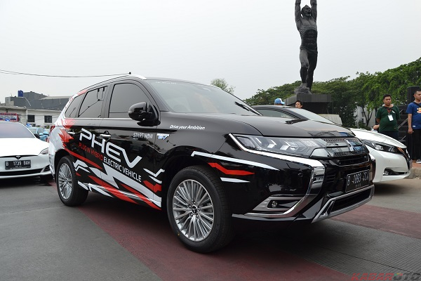 Cara Merawat Baterai Mobil PHEV Saat Disimpan di Garasi
