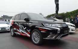 Cara Merawat Baterai Mobil PHEV Saat Disimpan di Garasi