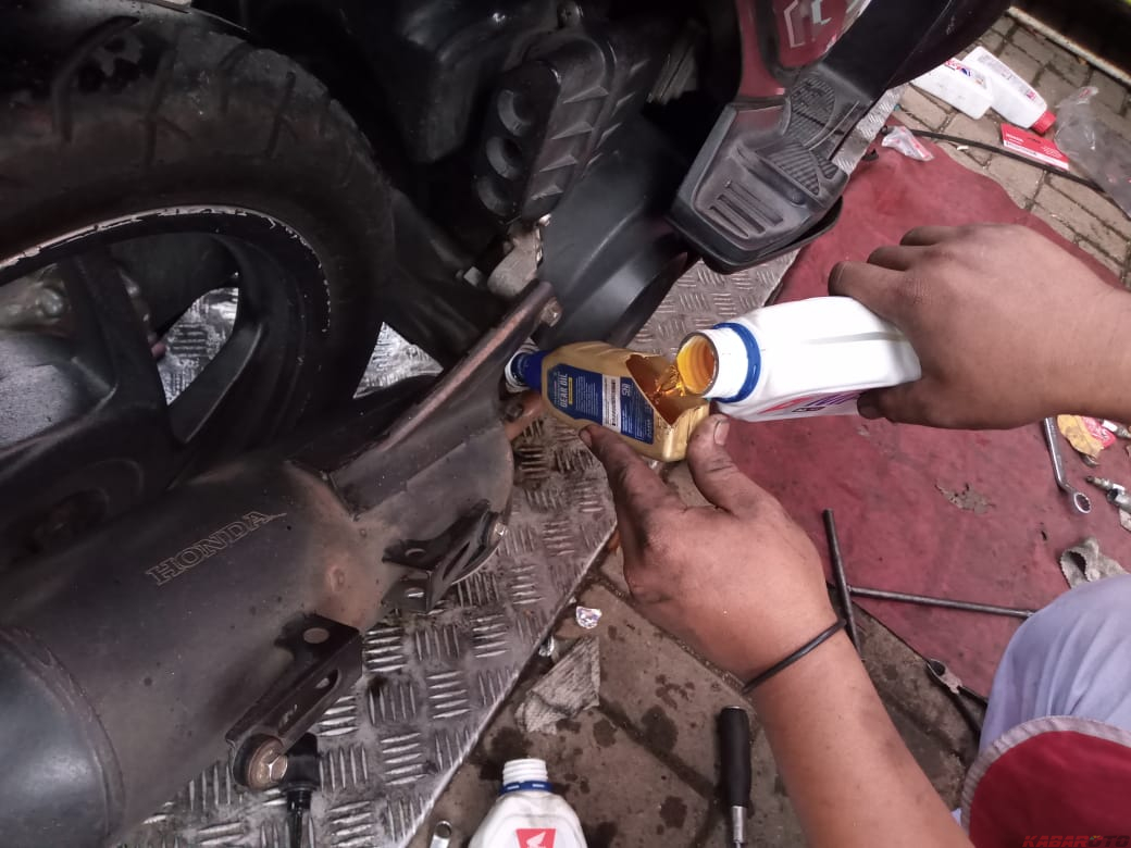 Oli Palsu Murah Bikin Mesin Kendaraan Rusak, Pahami Cirinya