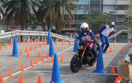 Sudah Paham Posisi Berkendara Sepeda Motor yang Baik dan Benar, Sob? Yuk Simak