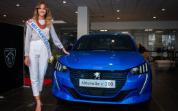 Miss Prancis 2021 Amandine Petit Pilih Peugeot e-208 Kelir Biru