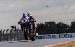 Hasil Race 1 WSBK Inggris 2022 : Toprak Razgatlioglu Raih Kemenangan, Duo Kawasaki Podium