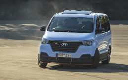 Gokil! Mobil Bongsor Hyundai H1 Ini Bisa Diajak Drifting 