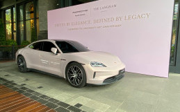 Porsche Taycan Warna Frozen Berry Metallic Berikan Layanan Khusus Tamu Hotel